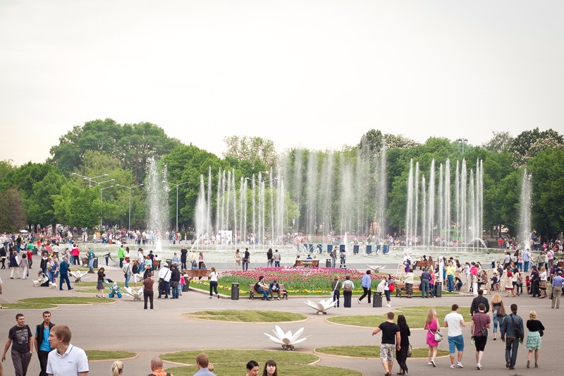 Отдых на свежем воздухе в парке  Горького