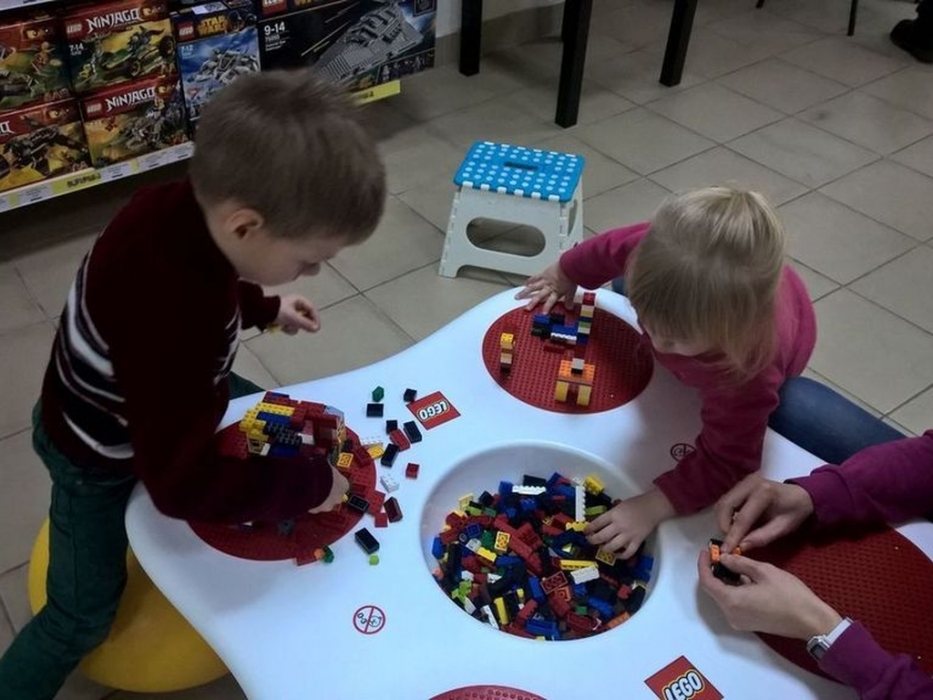 Дети собирают лего в Megabrics – выставка-музей из кубиков Лего
