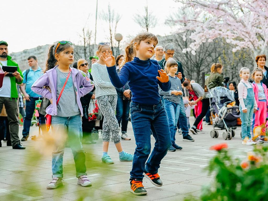 События в москве весной. Уличные мероприятия. Шумная веселая Весенняя Москва. Уличный ивент.