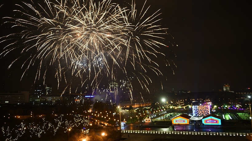 Праздничные фейерверки в парке Горького на день города 2019