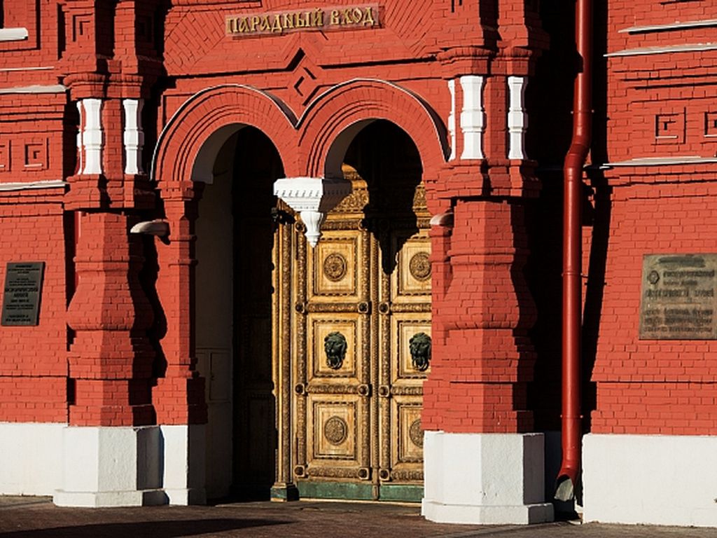 Московский войти. Вход в исторический музей на красной площади. Музей истории Москвы на красной площади. Москва красная площадь д 1 музей. Парадный вход в исторический музей.