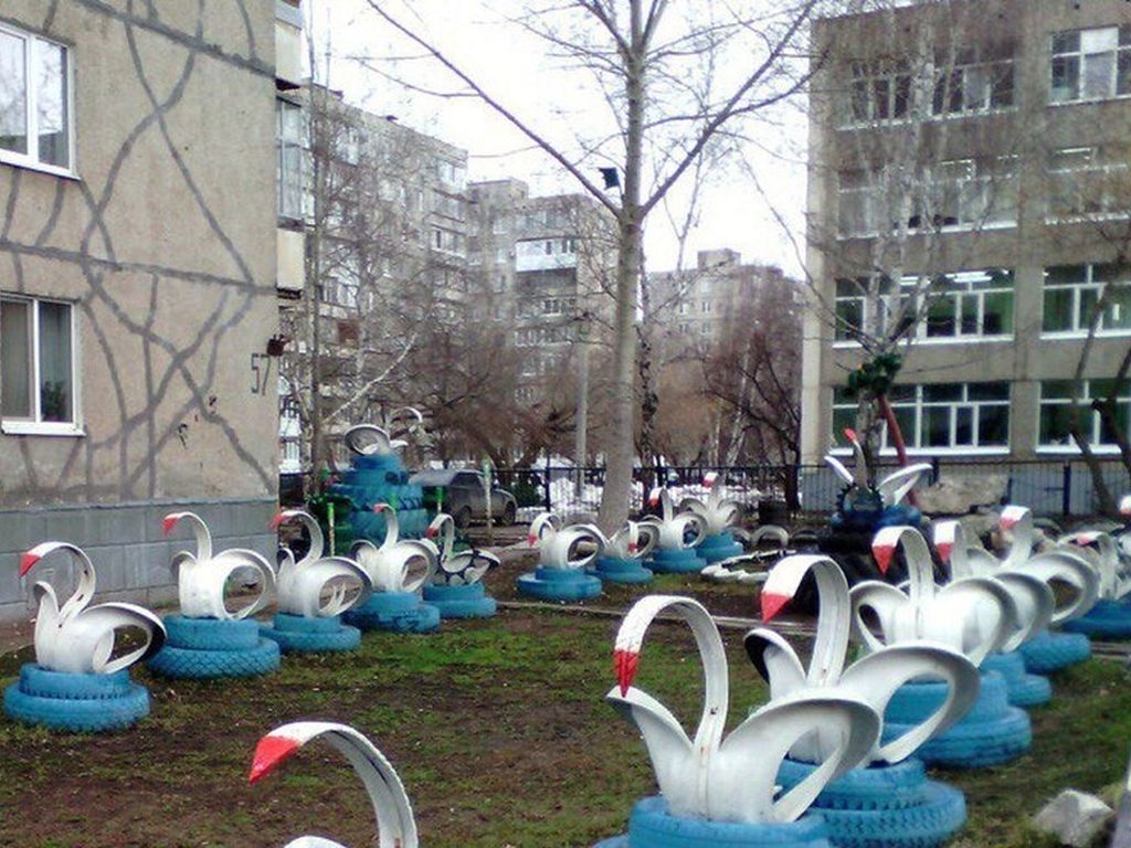 Лебедь из покрышки во дворах Москвы
