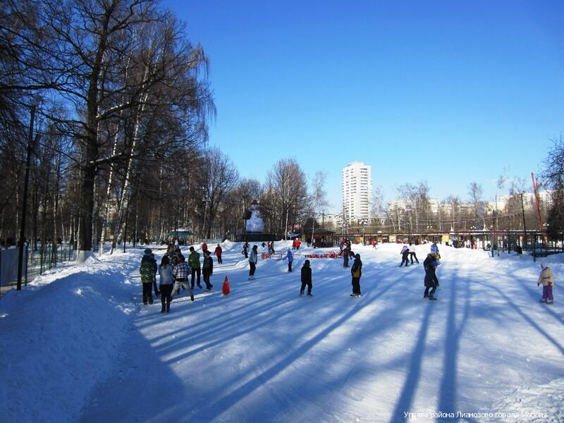 Лианозово города москвы. Лианозовский парк каток. Каток в Лианозовском парке. Парк в Алтуфьево Лианозово. Каток Лианозовский парк Москва.