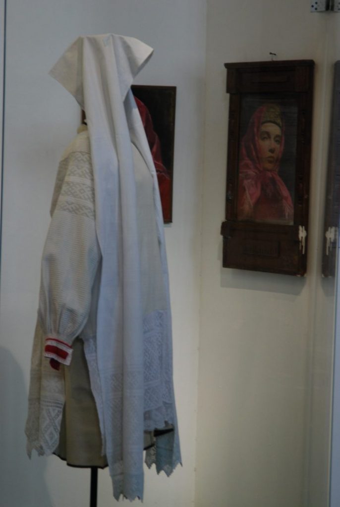 Выставка «Про наряды и обряды»